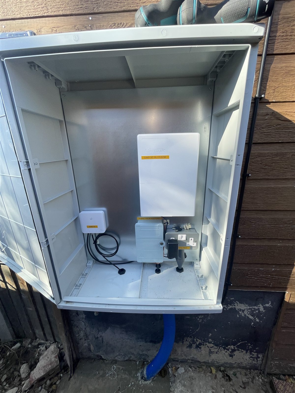 Outdoor network equipment inside a weatherproof cabinet